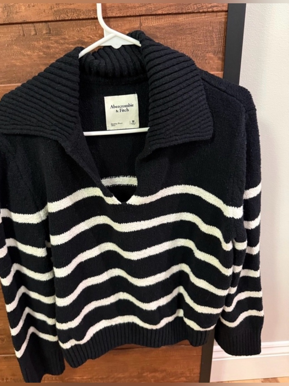 Abercrombie & Fitch Black and White Women's V-Neck Striped Sweater
